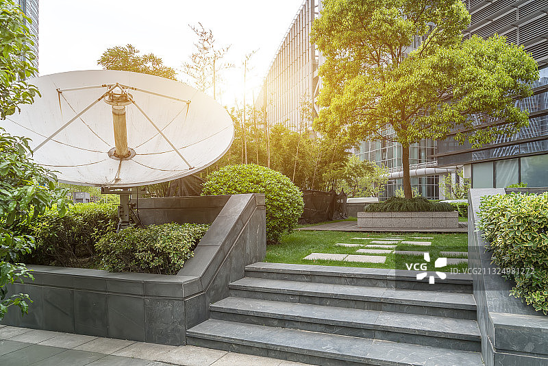 城市信号接收器和现代建筑图片素材