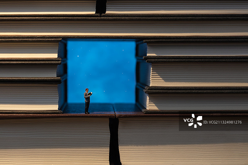 世界读书日书本框景夜晚星空阅读的男性图片素材