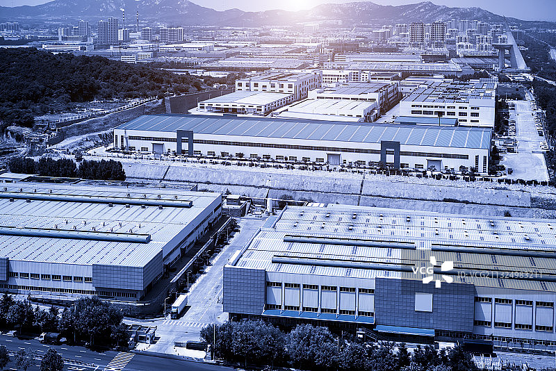 远眺蓝色凋的工厂厂房图片素材