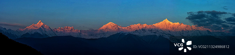 梅里雪山日照金山全景图片素材