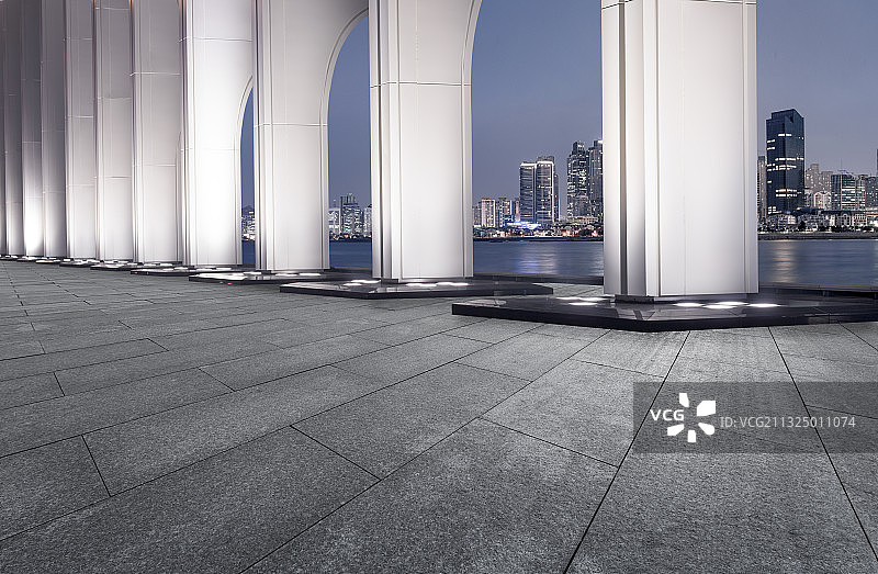 场馆建筑外的柱子和空地图片素材