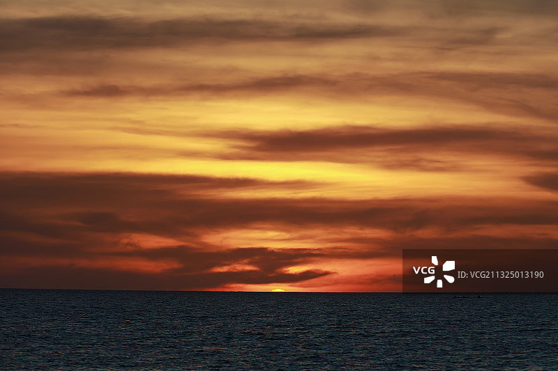 丹绒亚路海滩魔幻落日图片素材