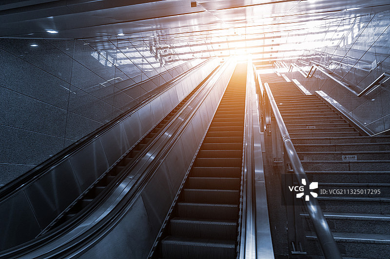 城市户外自动扶手电梯街景图片素材