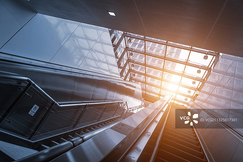 城市户外自动扶手电梯街景图片素材