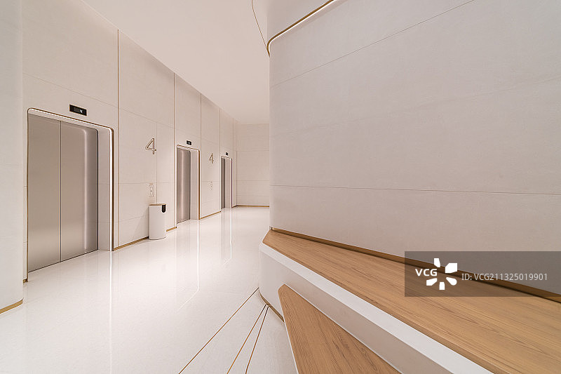 深圳湾万象城内的简约风电梯厅图片素材