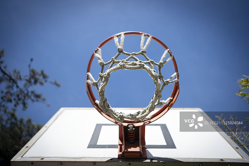 乌拉圭的蓝天下篮球框仰视图片素材