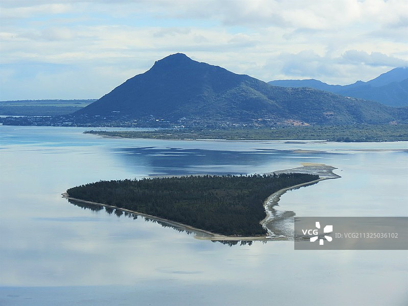 天空映衬下的毛里求斯莫纳山湖泊美景图片素材