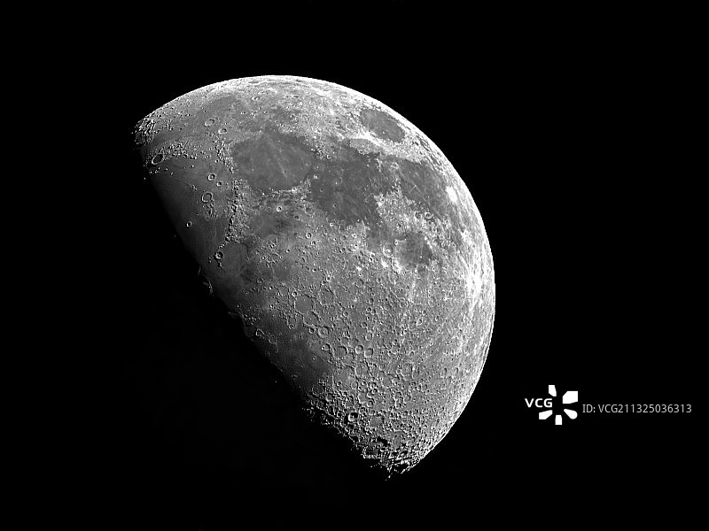 低角度的月亮对晴朗的天空在晚上图片素材