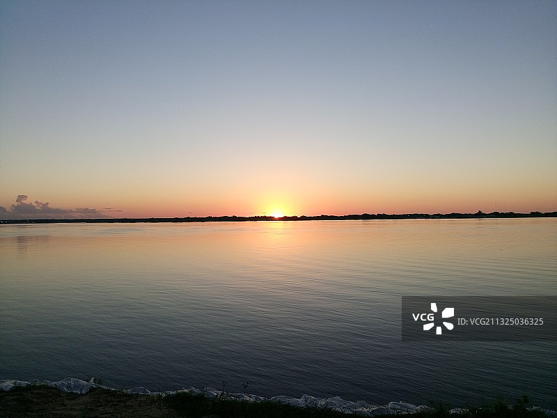 日落时分巴拉圭皮拉尔的湖泊美景图片素材