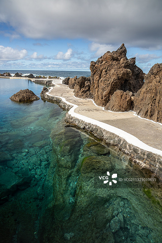 莫尼什港海滩岩石的风景，葡萄牙图片素材