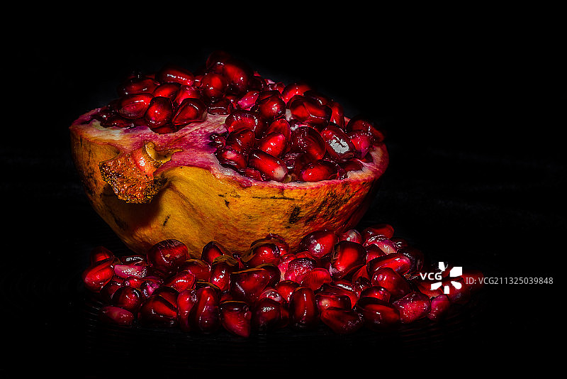 石榴在黑色背景下的特写图片素材