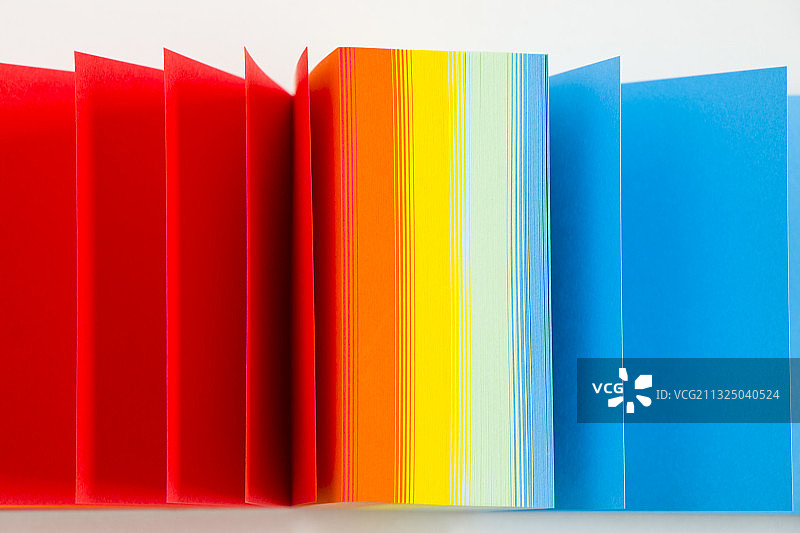 白色背景上的彩色纸张特写图片素材