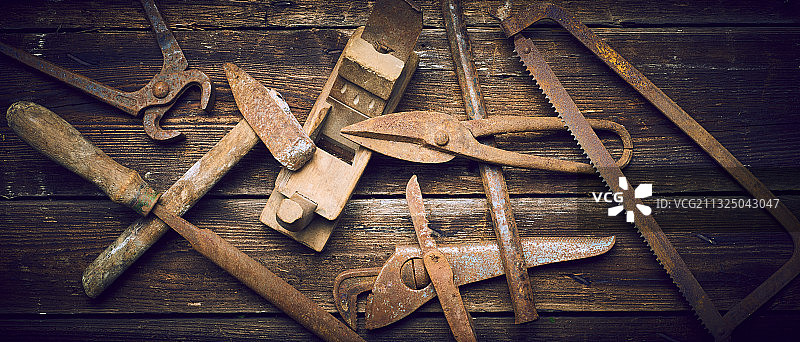 高角度拍摄：桌子上的工作工具图片素材