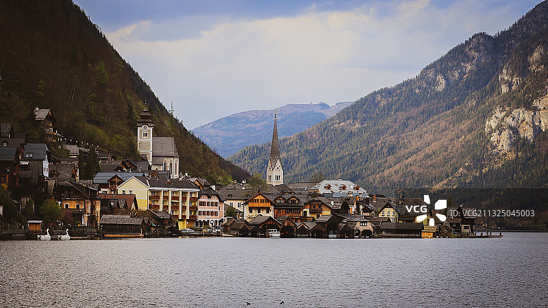 奥地利哈尔施塔特小镇依山傍水的风光图片素材