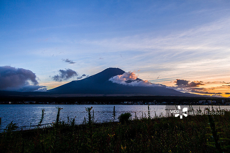 日落时湖泊的风景图片素材