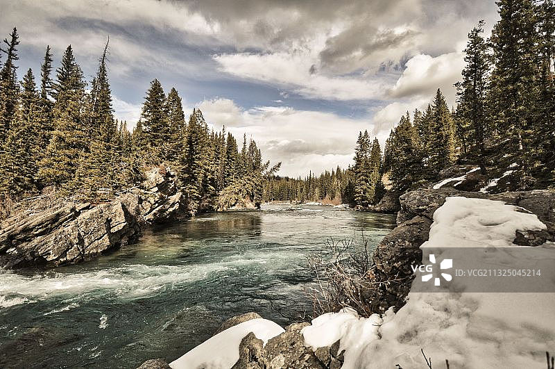 河中树木与天空的景色图片素材