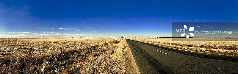 澳大利亚维多利亚州圣阿尔诺，田野中的道路全景图片素材