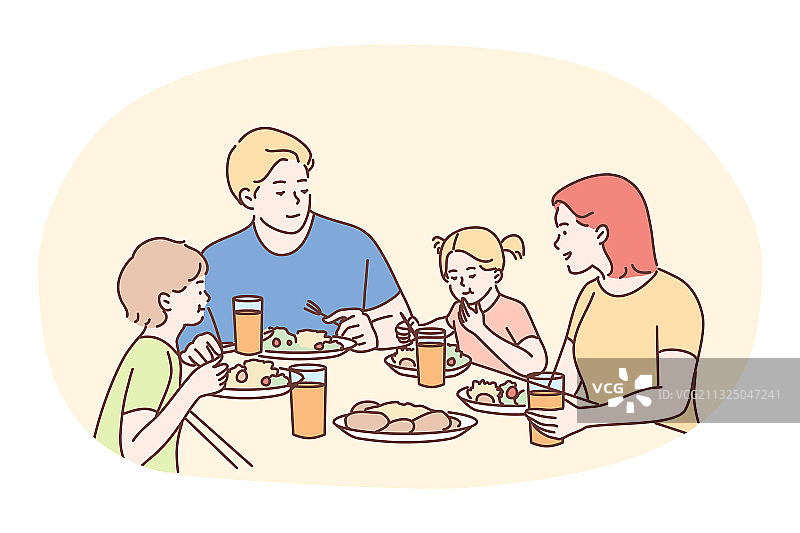 幸福的一家人共进晚餐或早餐图片素材