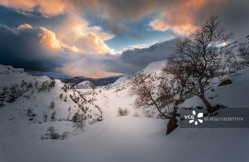 挪威萨姆纳anger自治市的雪山风光图片素材