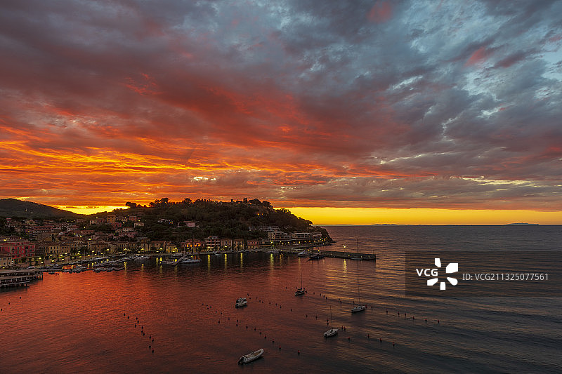 意大利里窝那省阿祖罗港日落时分的壮丽海景图片素材