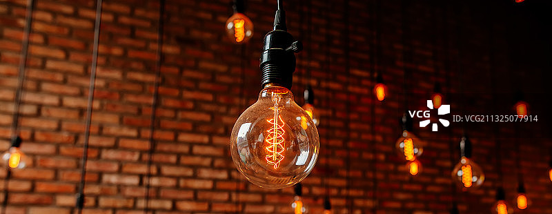 墙上悬挂的灯泡特写图片素材