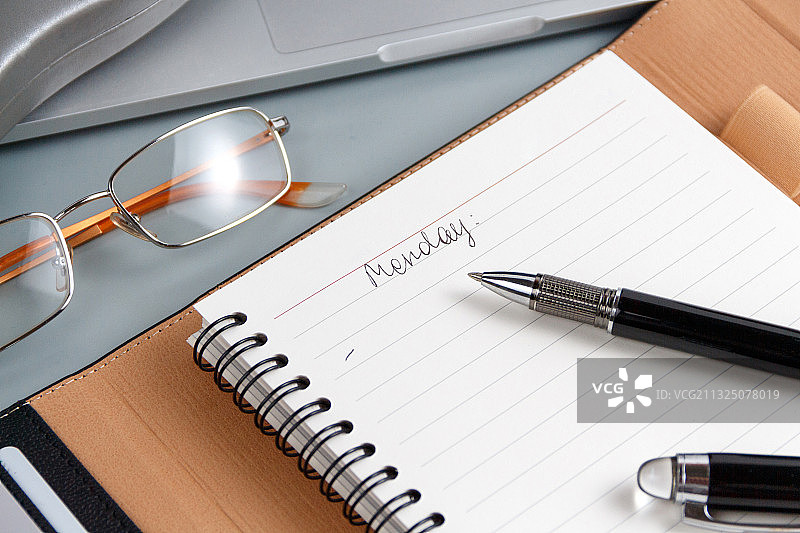 俯视视角：桌面上的钢笔和书图片素材