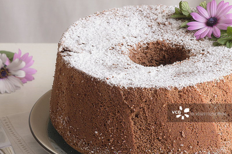 特写蛋糕在盘子上的桌子图片素材