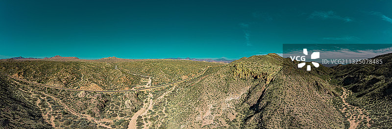 亚利桑那州斯科茨代尔的蓝色天空下的全景景观，美国图片素材