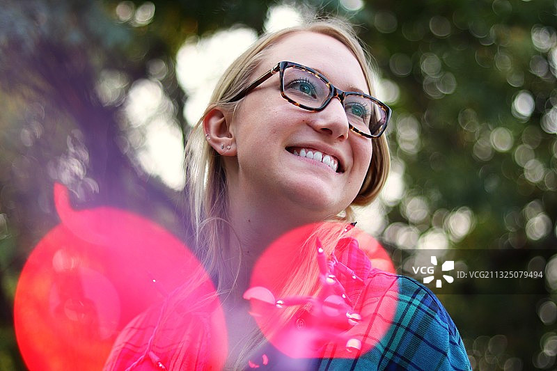 在美国科罗拉多州威斯敏斯特市户外微笑的年轻女子肖像图片素材