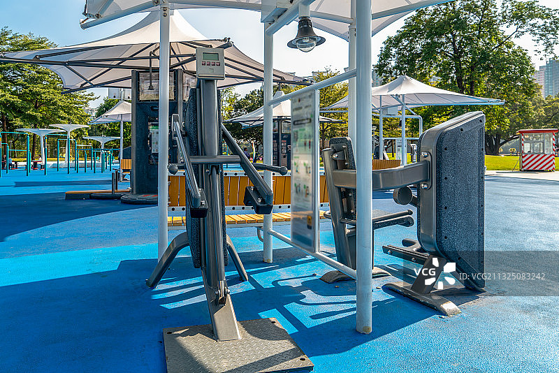 户外公园广场健身器器材设备图片素材