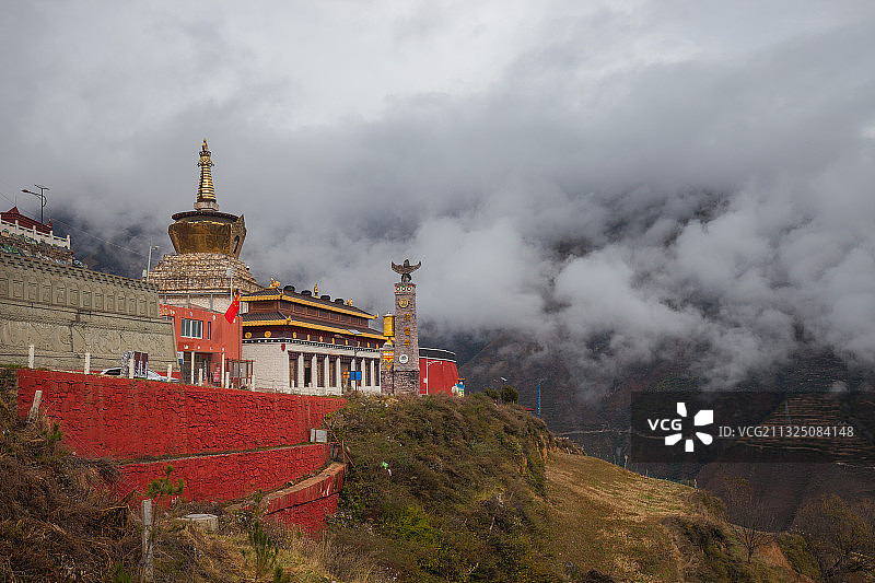 云雾围绕高山背景下的藏传佛教寺院图片素材