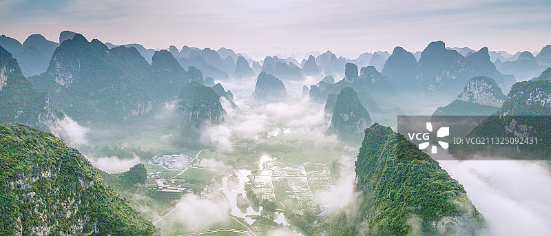 航拍云雾缭中国边境广西热门景区崇左大新明仕田园喀斯特田园风光图片素材