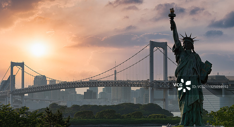 日本东京东京塔彩虹桥图片素材