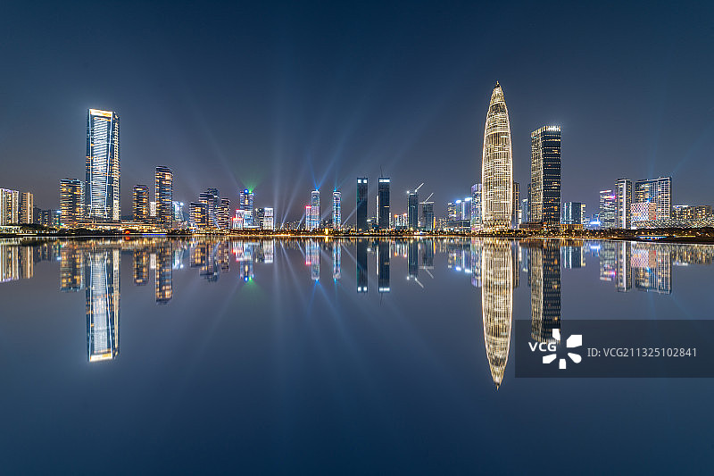 广东省深圳市南山区CBD深圳湾人才公园建筑群夜晚灯光秀和倒影图片素材