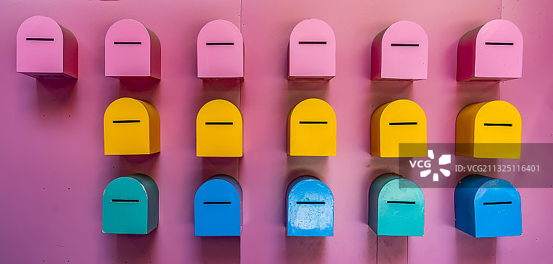 分红背景墙的彩色邮箱图片素材