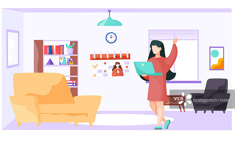 女人站在客厅里，手里拿着笔记本电脑图片素材