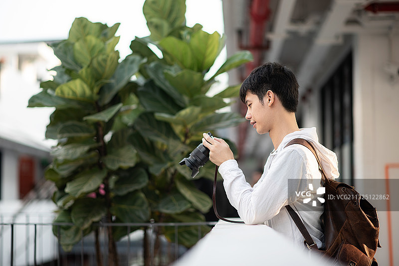 一个人行走拍摄的休闲旅行摄影师图片素材