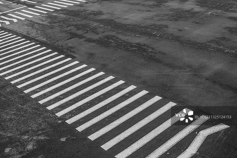 沥青公路人行横道线图片素材