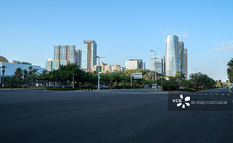 柏油路和城市建筑天际线图片素材