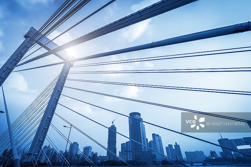 仰拍城市钢结构桥梁图片素材
