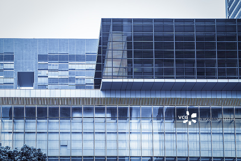 仰视现代建筑办公写字楼外墙玻璃和街道街景图片素材