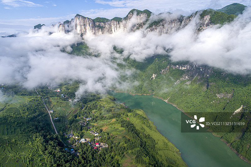 湖北：恩施大峡谷十里绝壁云遮雾罩天上人间图片素材