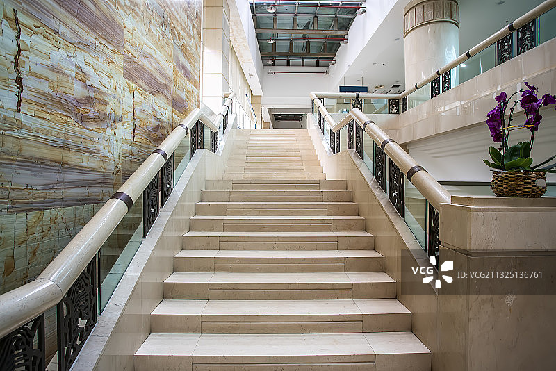 现代办公写字楼大理石台阶图片素材