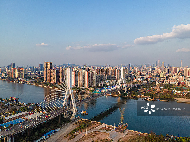 广州荔湾鹤洞大桥和城市天际线图片素材