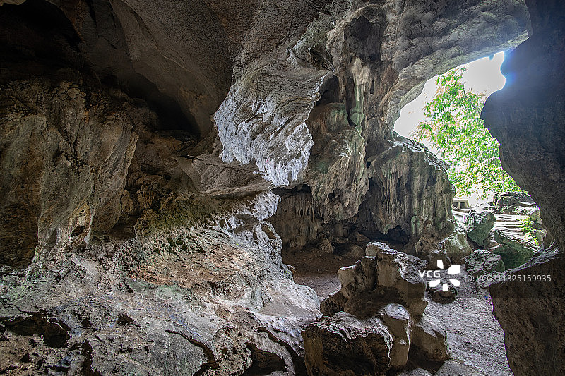 中国广东省清远市英西峰林溶洞自然风光图片素材