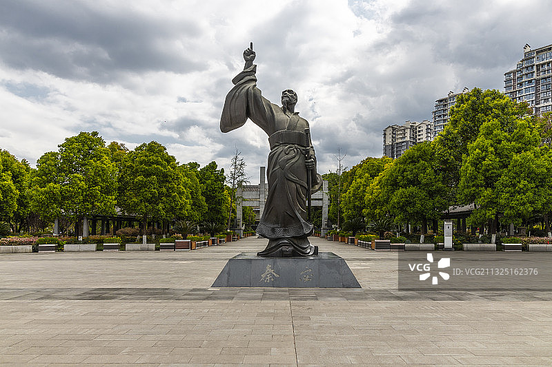 德阳市北公园秦宓广场，广场上伫立着三国时期著名蜀臣秦宓的雕像图片素材