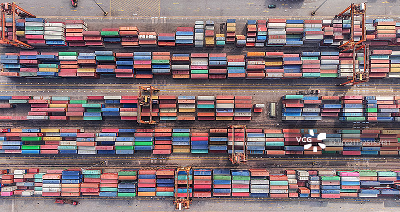 航拍视角下的货物集装箱和港口运输码头图片素材