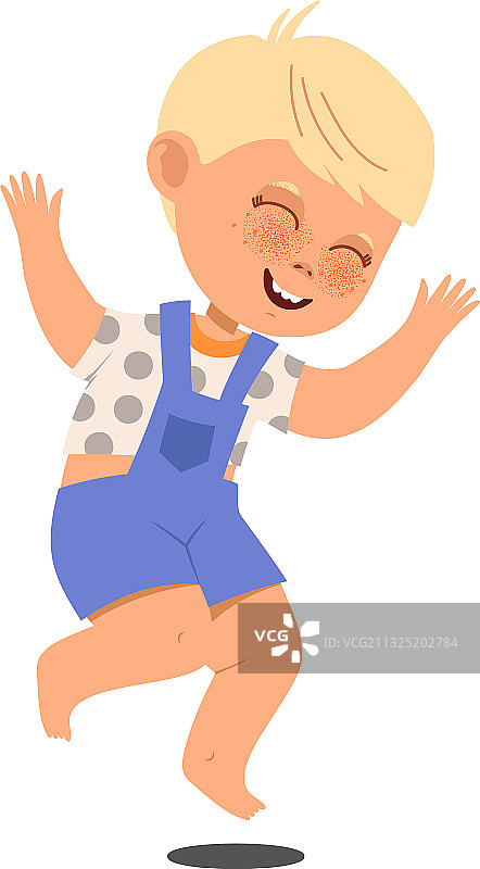 有雀斑和金色头发的微笑男孩跳跃图片素材