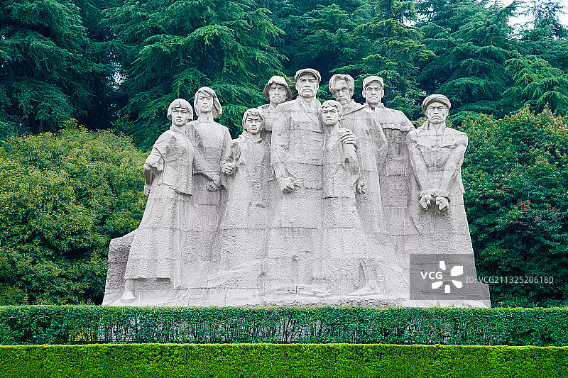 江苏省南京市雨花台烈士陵园烈士群雕像图片素材