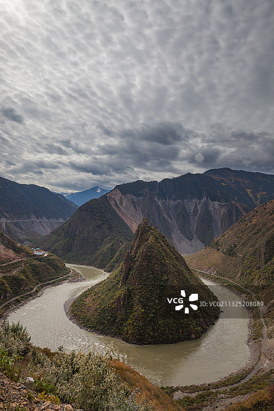 多云天气下群山环绕的江水大拐弯图片素材